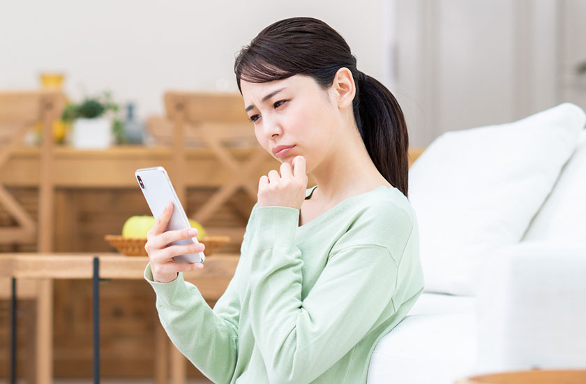 不倫調査のリスクとデメリットを調べる女性