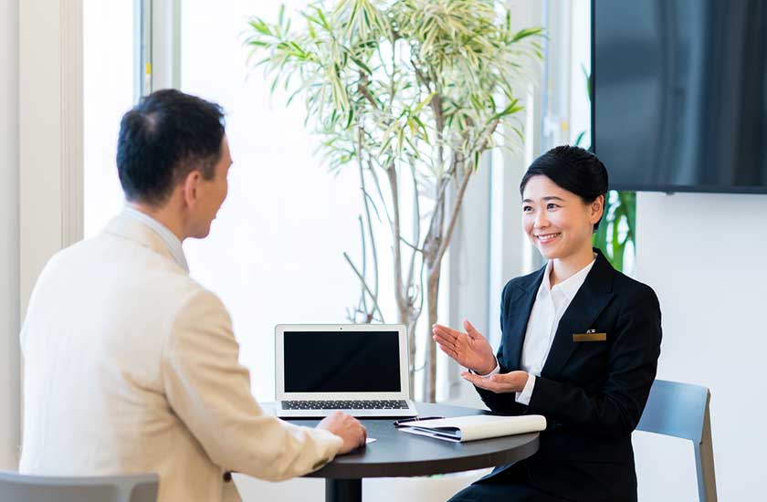 カウンセラーに妻の浮気の相談をする男性