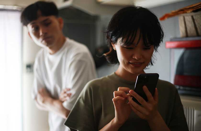 スマホを常に持ち歩く女性