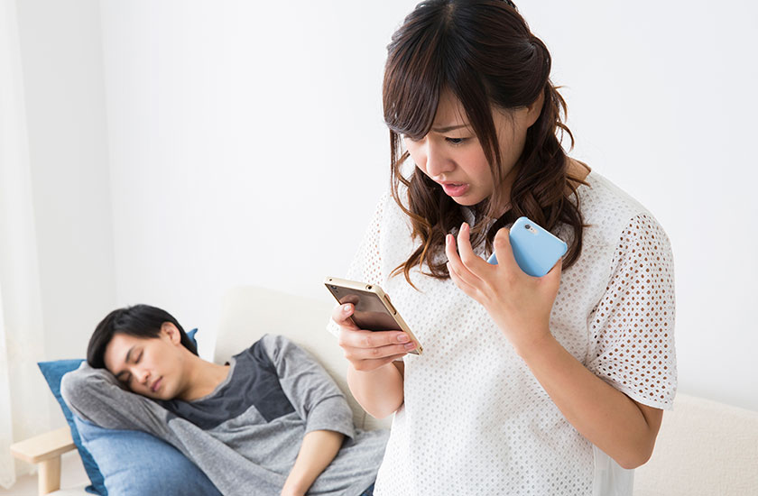 パートナーのスマホの覗き見する女性