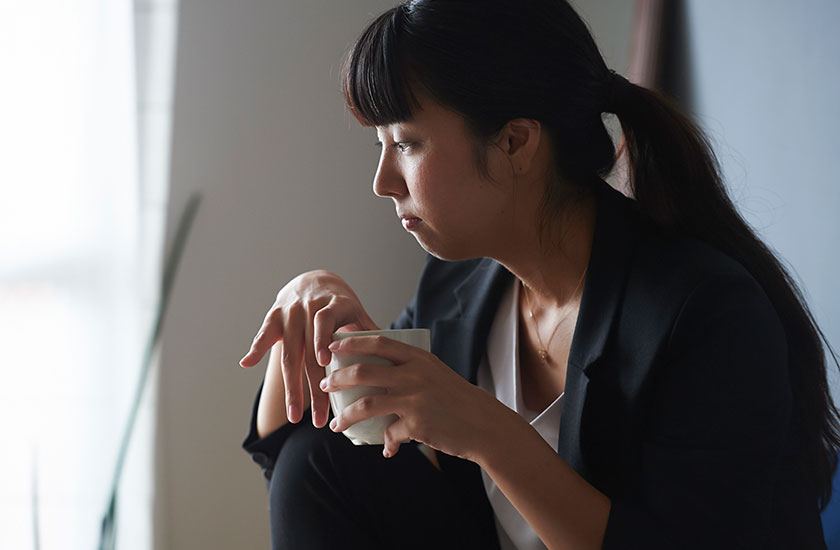 婚約者が音信不通になった事で不安な気持ちと向き合う女性