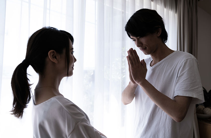 浮気の謝罪をする男性