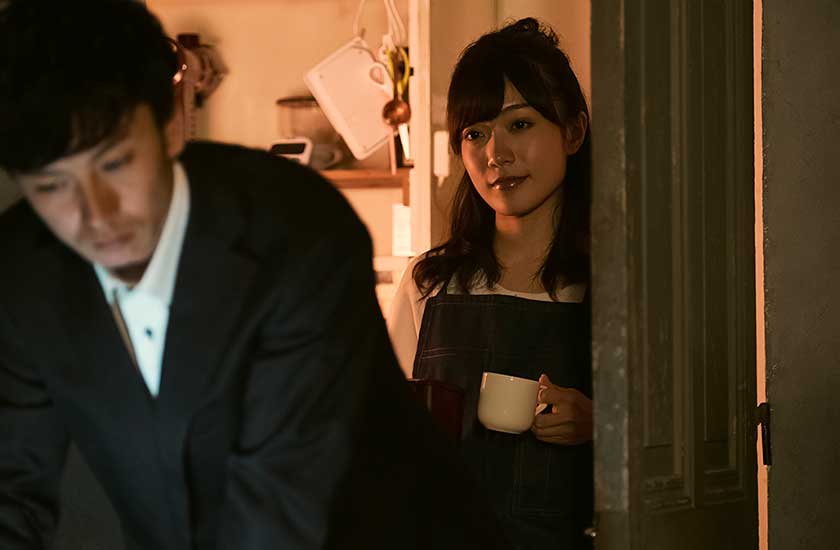 夫の浮気を疑う妻