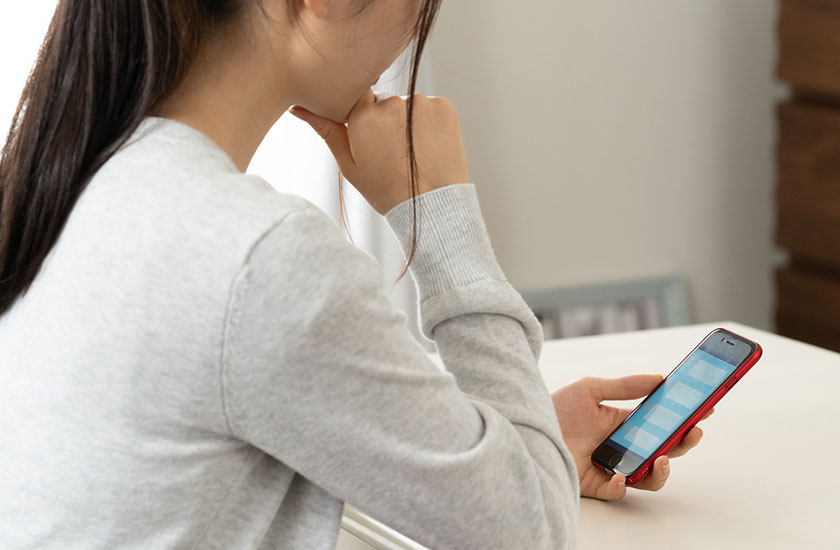 探偵社の口コミを確認する女性