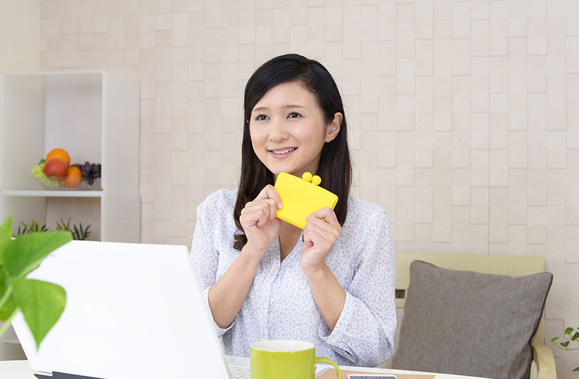 不倫調査の費用相場を調べる女性