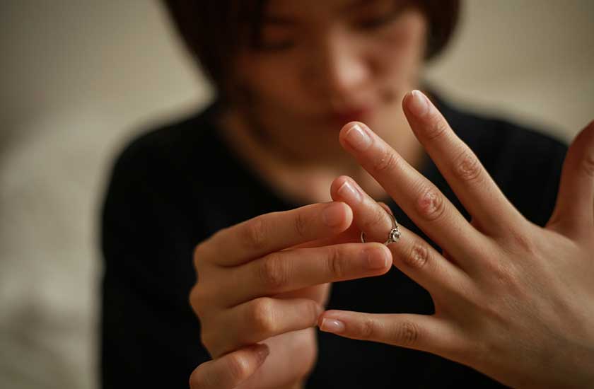 浮気が原因で婚約破棄をする女性