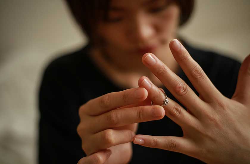 浮気発覚後の選択肢について考える妻