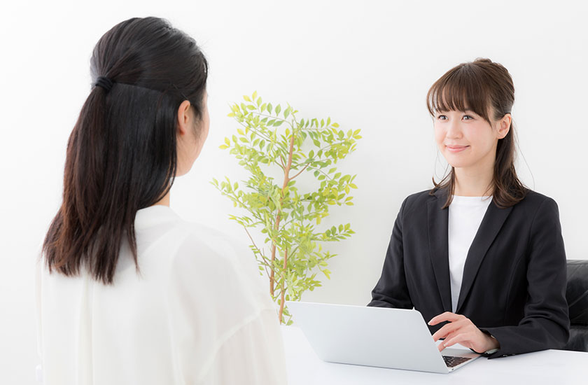面談中の探偵