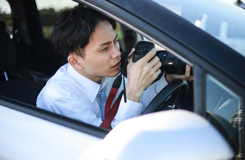 浮気調査を行う探偵