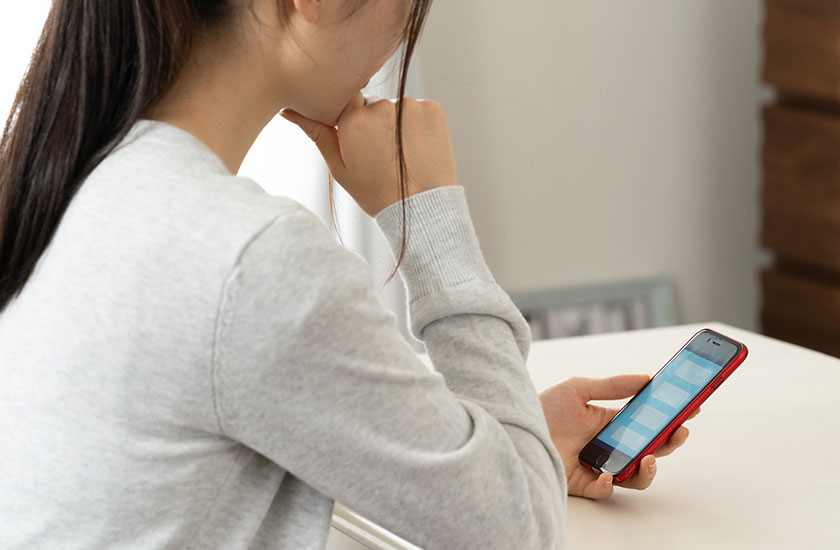 行動調査に関するよくある質問を読む女性