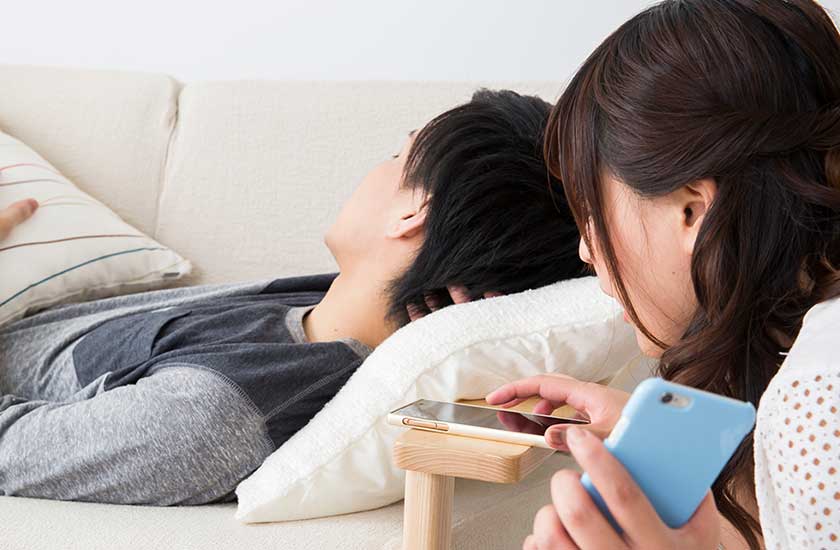 パートナーのLINEを見ようとする女性