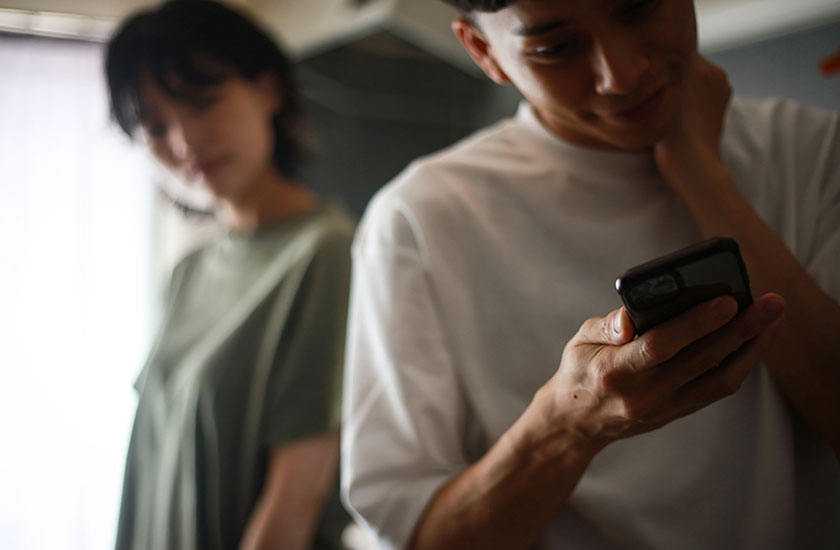 急にスマホの使用頻度が増えた男性