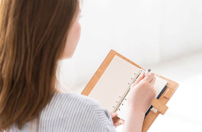 調査開始前に必要な準備する女性