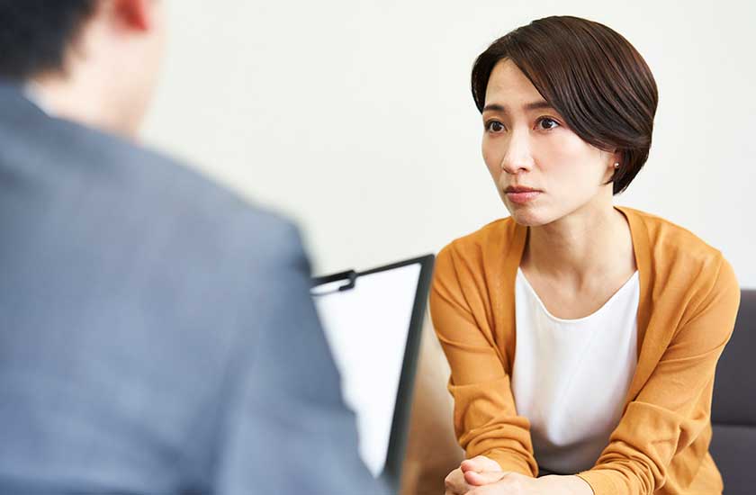 浮気調査の無料相談をうける女性