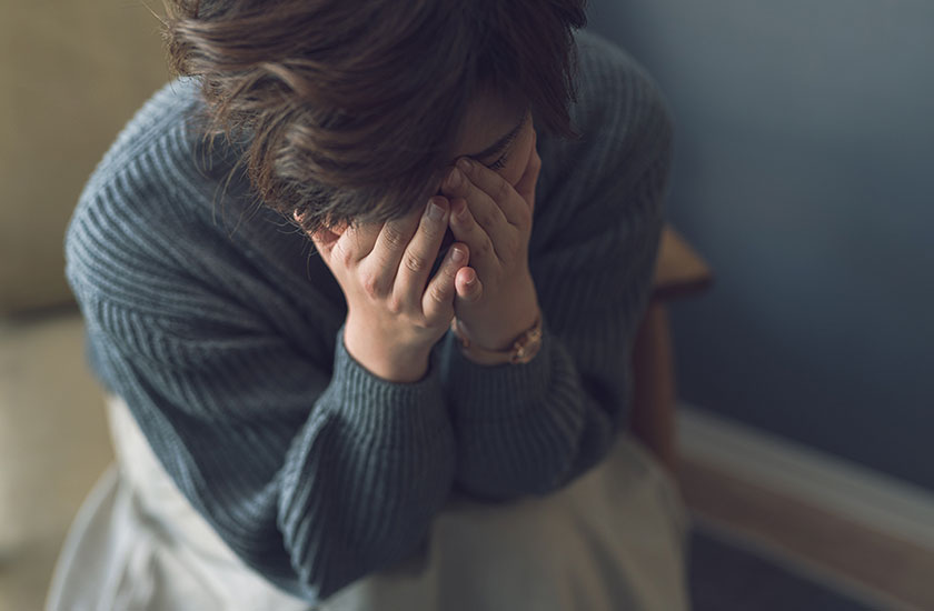 婚約者の浮気が原因で精神的負担を感じている女性