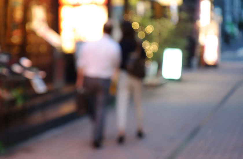 会社の同僚と浮気をする既婚男性