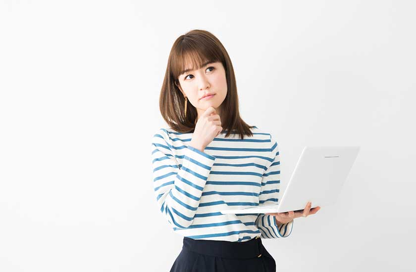 各探偵社の料金体系を比較・検討する女性