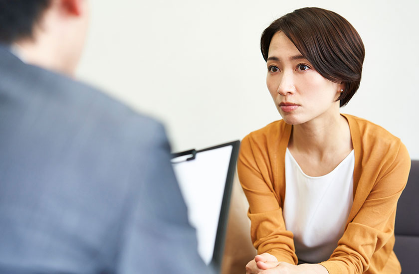 探偵に浮気調査を依頼する女性