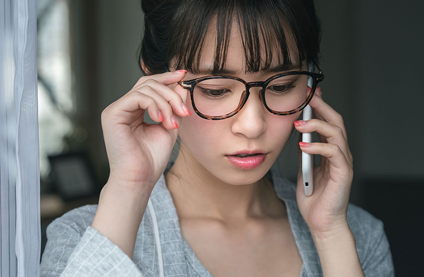 不倫調査の問い合わせをする女性