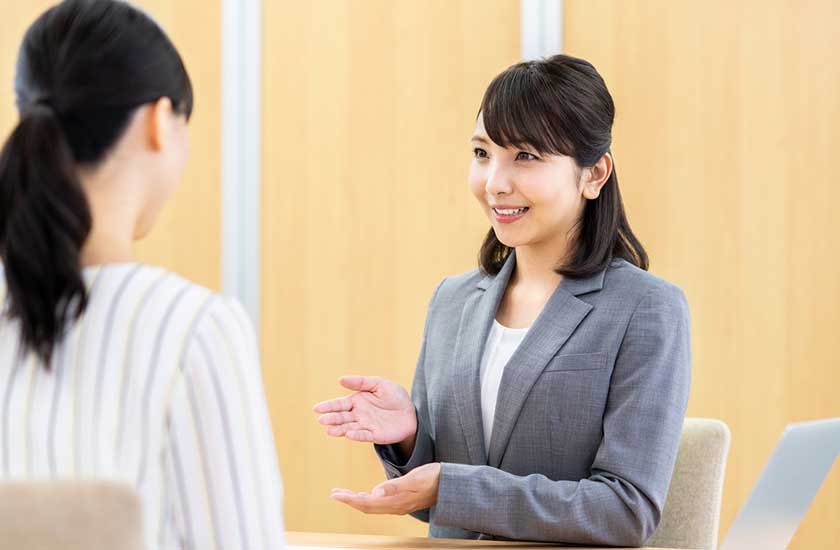 調査にかかる費用と時間・期間の目安を説明する探偵
