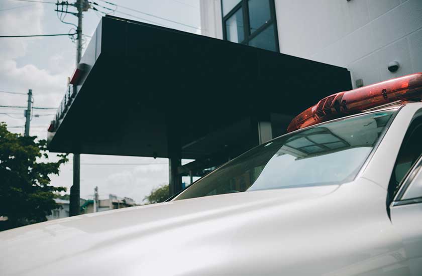 厳格な基準に従って捜索を行う警察