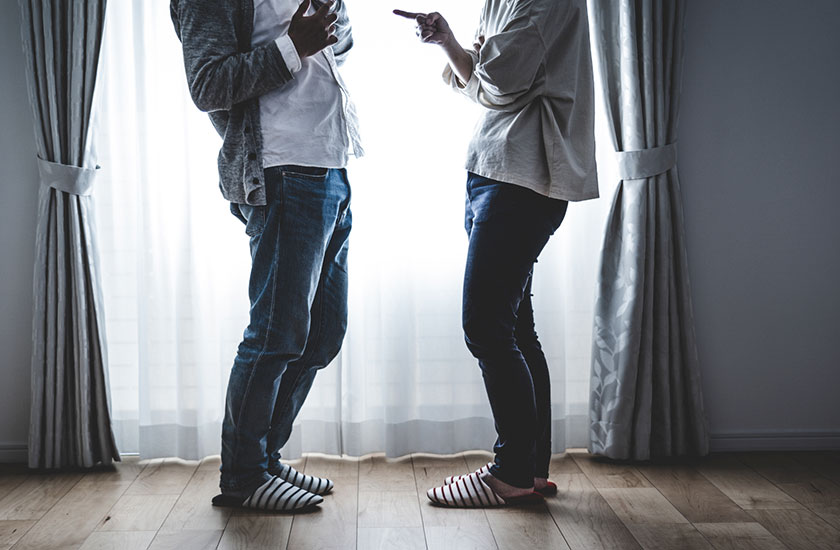 不倫調査のあと話し合いをする夫婦