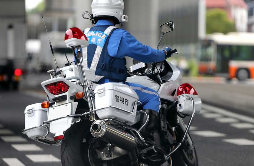 一般行方不明者の捜索を行う警察官