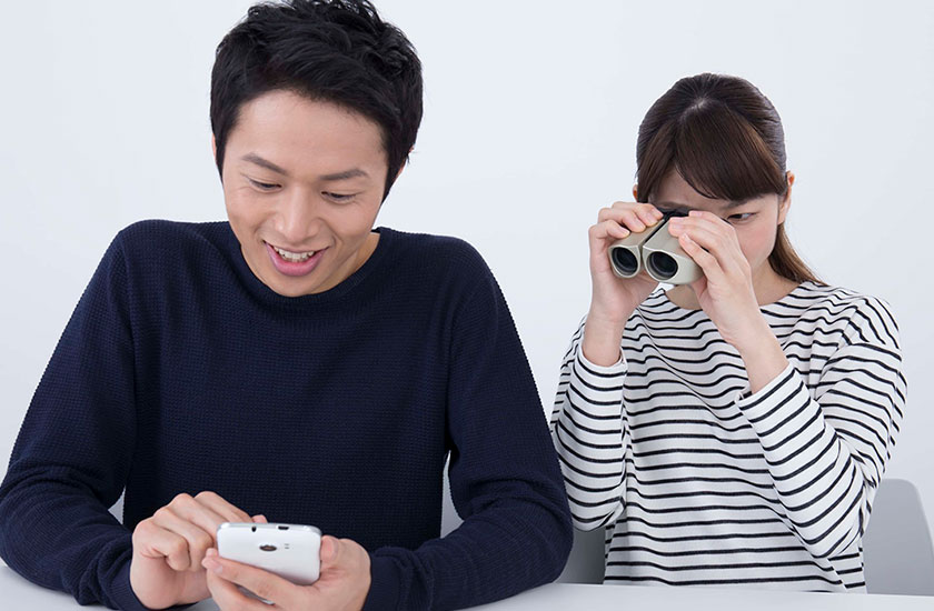 結婚詐欺を疑い記録をとる女性