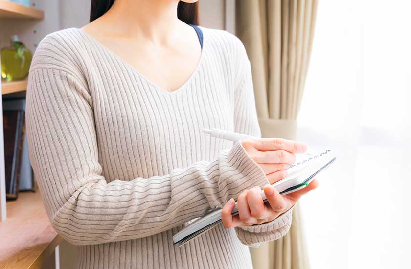 事前にメモに時系列でまとめる女性