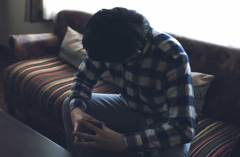 外出が増えた妻に不安を感じる夫