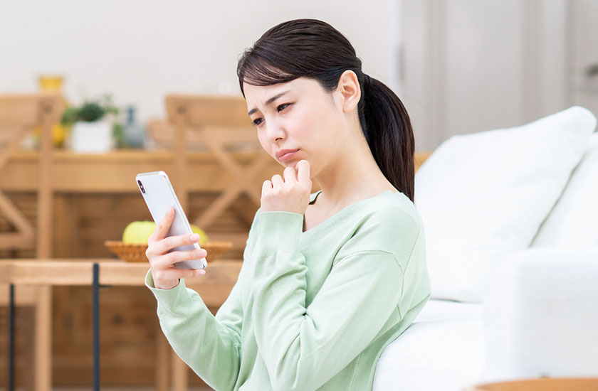 不倫調査のよくある質問を読む女性