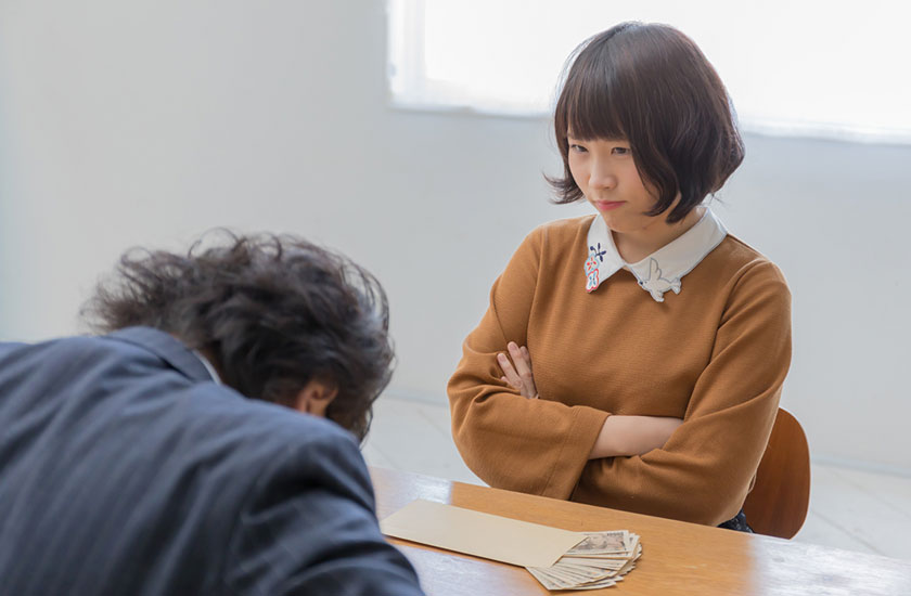 既婚者だった彼氏に慰謝料を請求する女性