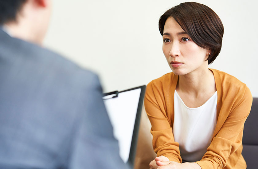 不倫調査を依頼する女性