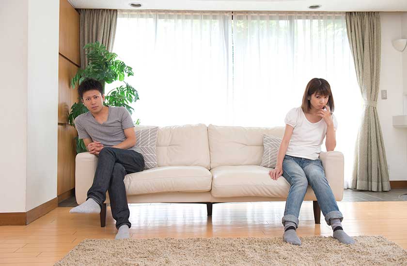 お互いに不信感を募らせる夫婦