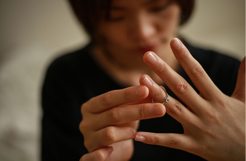 夫の浮気が原因で離婚を決意した妻