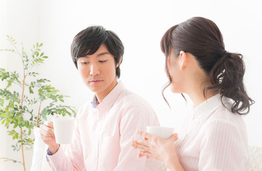 浮気をしている夫を冷静に問い詰める妻