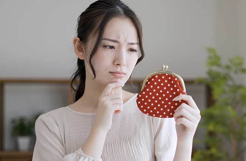 浮気調査の料金い悩む女性