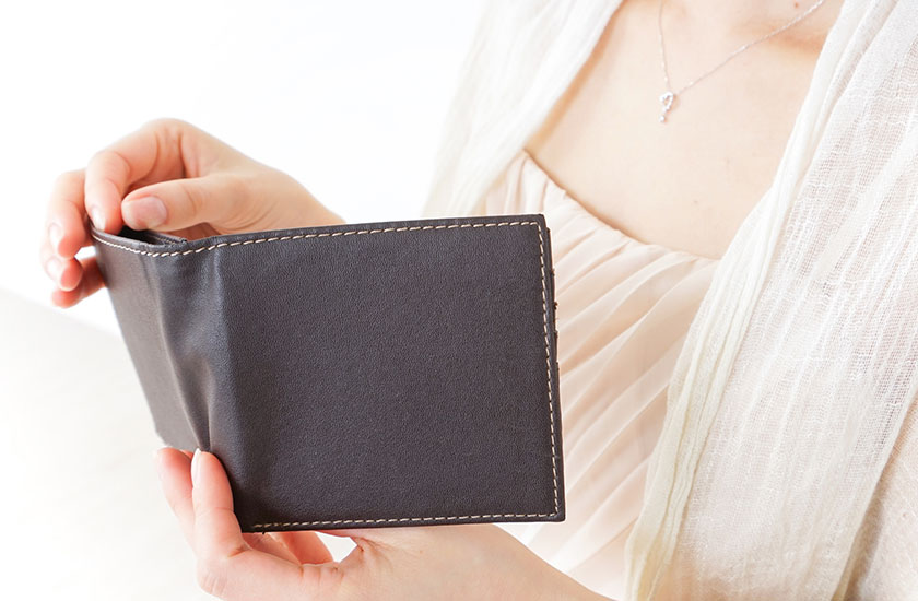夫の財布を調べる女性