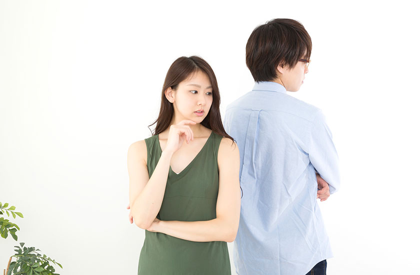 パートナーの浮気を疑う男女