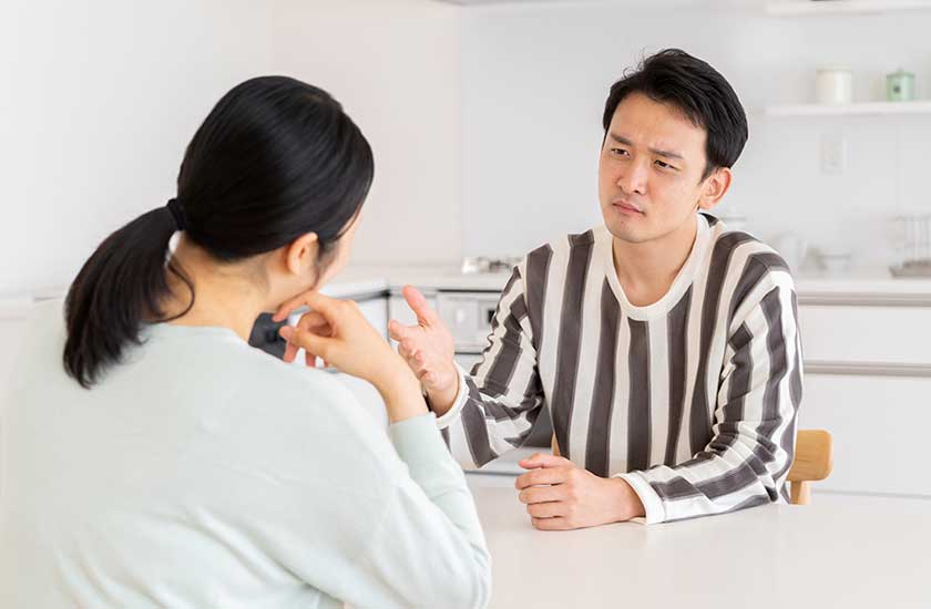 妻の浮気を疑う男性