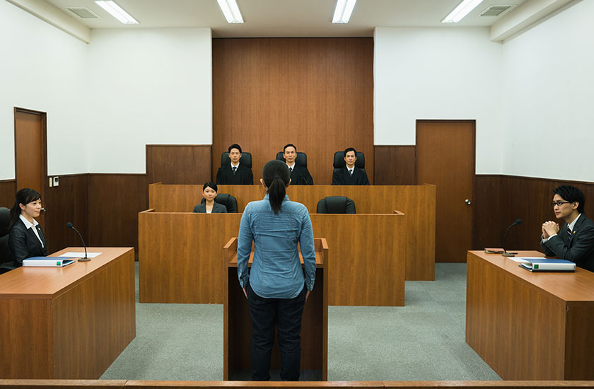 法廷に浮気の証拠を提出する女性