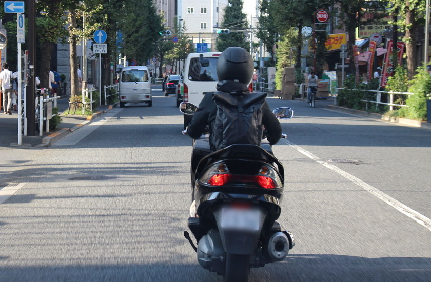 バイクで浮気調査を行う探偵