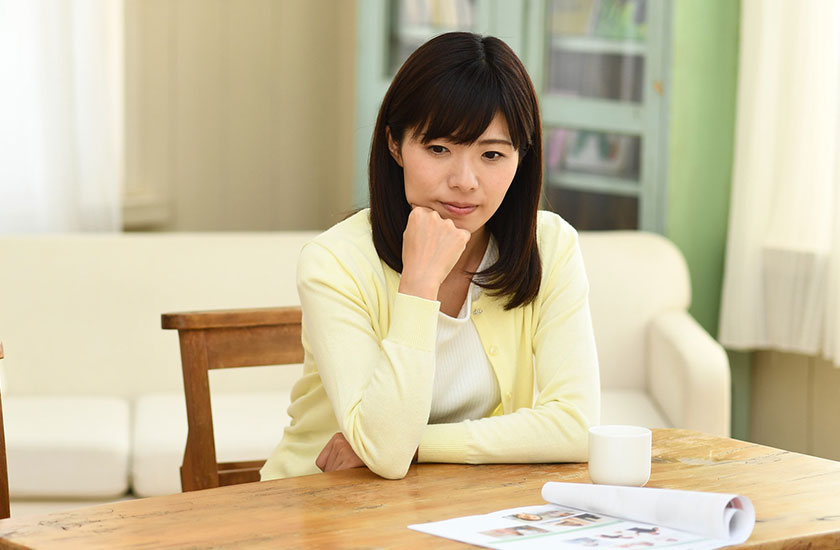 自宅で浮気の手がかりを探す妻