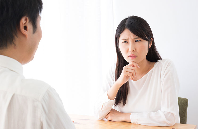 結婚詐欺に遭わないために彼氏の言動を観察する女性