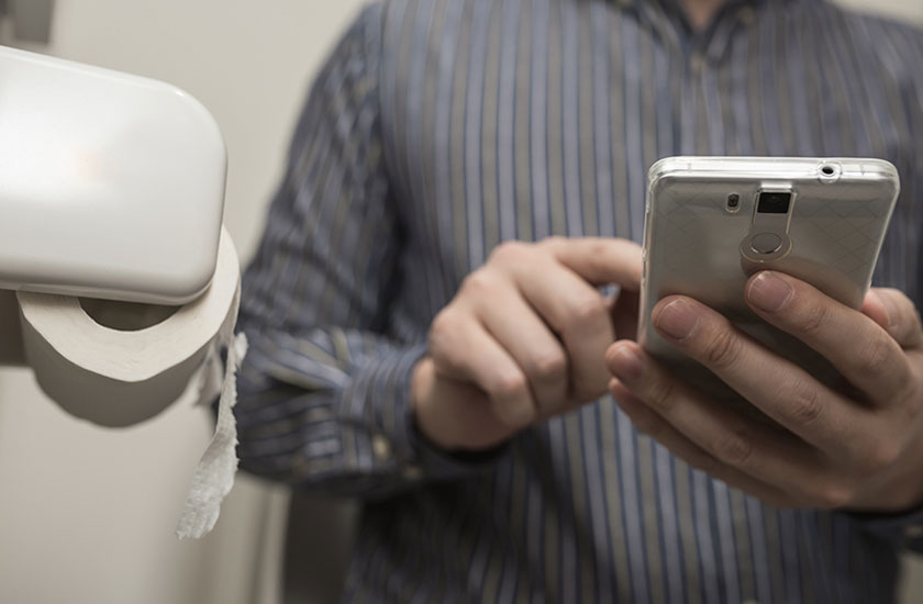 スマホを常に手放さず、トイレに持ち込むようになったパートナー