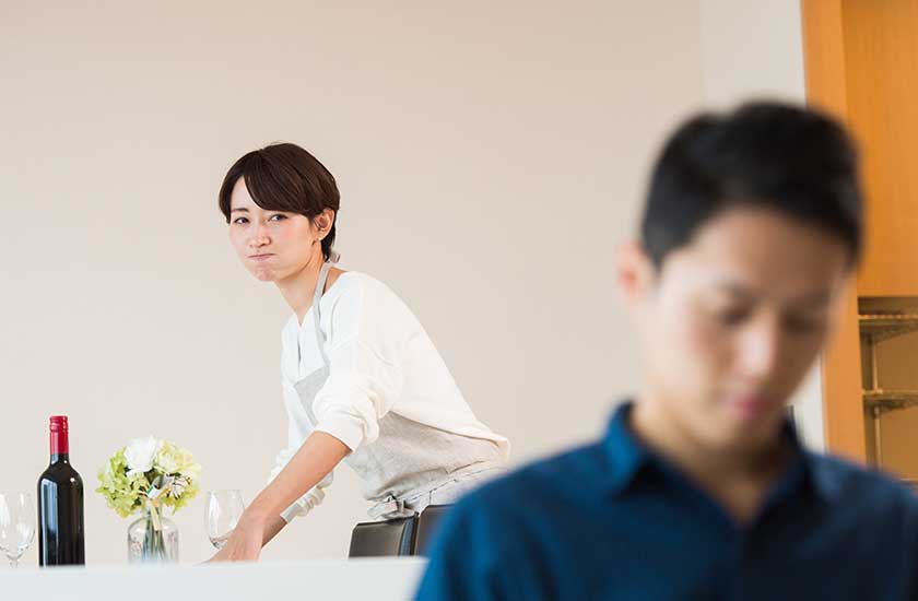 夫に不信感を持つ妻