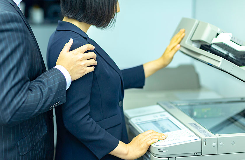 職場で不倫をする既婚男性