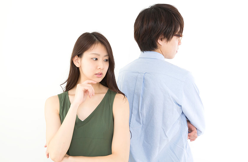 婚約者の浮気を疑う女性