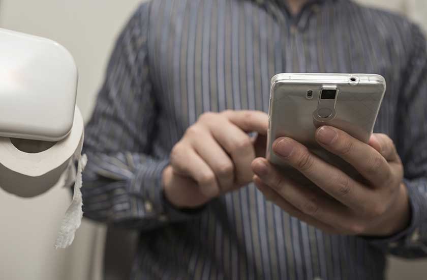 トイレにスマホを持ち込む夫