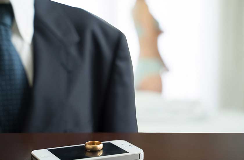 婚約中に浮気をする男性
